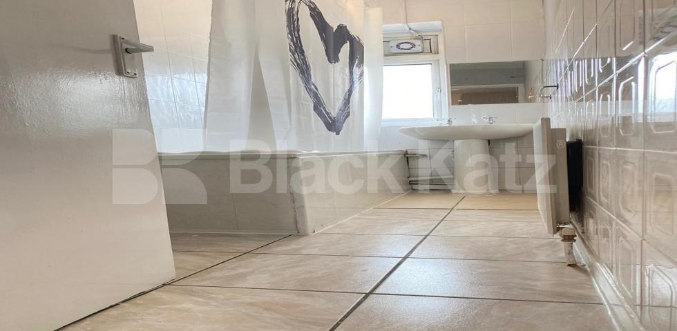 			4 Bedroom, 1 bath, 1 reception Apartment			 Hamlets Way, Mile End